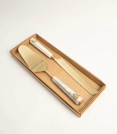 brass-cake-server-with-bee-accent-for-stylish-serving