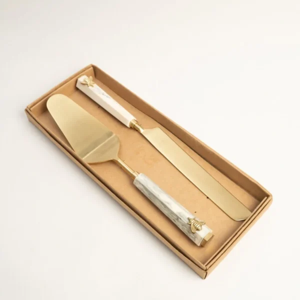 brass-cake-server-with-bee-accent-for-stylish-serving