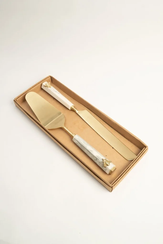 brass-cake-server-with-bee-accent-for-stylish-serving